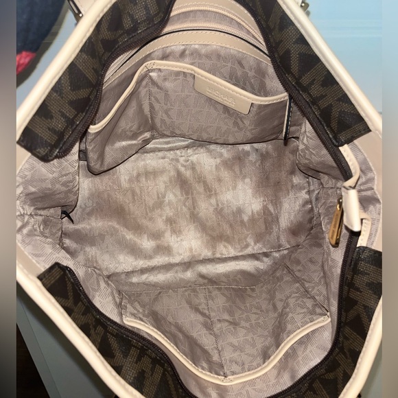 Michael Kors Jet Set Travel Tote in Signature Canvas - Picture 4 of 5